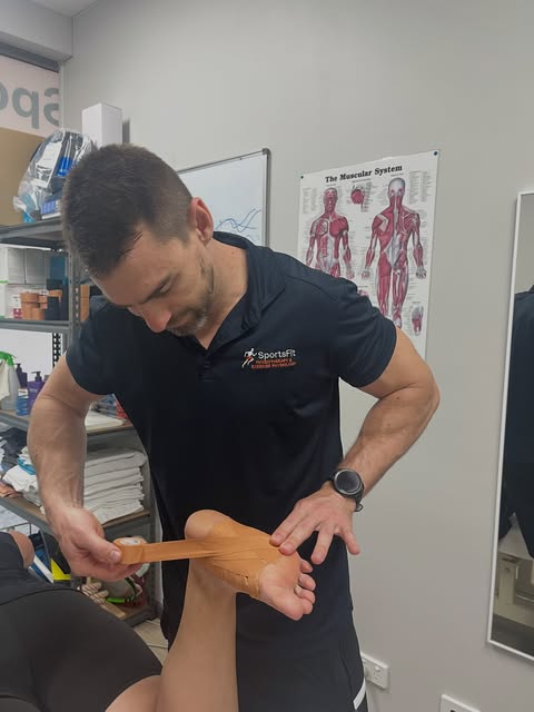 🦶 PLANTAR FASCIITIS: LET’S GET YOU BACK ON YOUR FEET! That sharp heel pain with your first steps in the morning? Or discomfort that flares u…